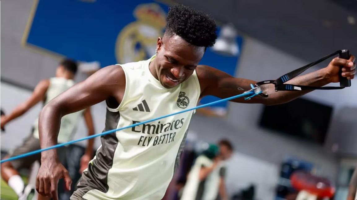 意昂官方-阿斯：维尼修斯国际比赛日留在队里训练，俱乐部对他充满期待