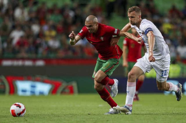 意昂娱乐-39岁佩佩依然牛 从对方禁区回防本方禁区用了10秒