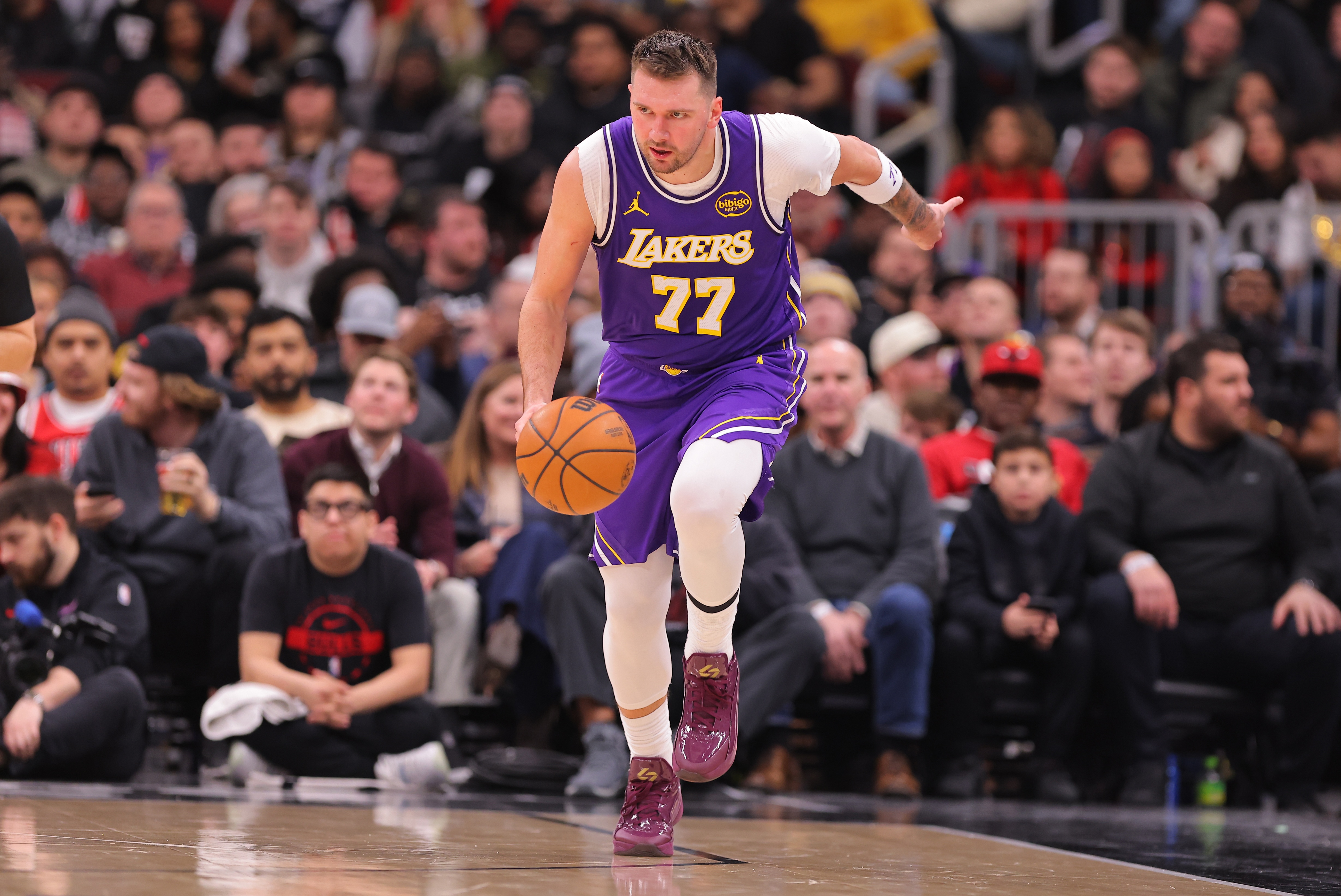 意昂体育-别有大碍！东契奇次节左腿筋不适回更衣室 半场10中3&amp;5失误